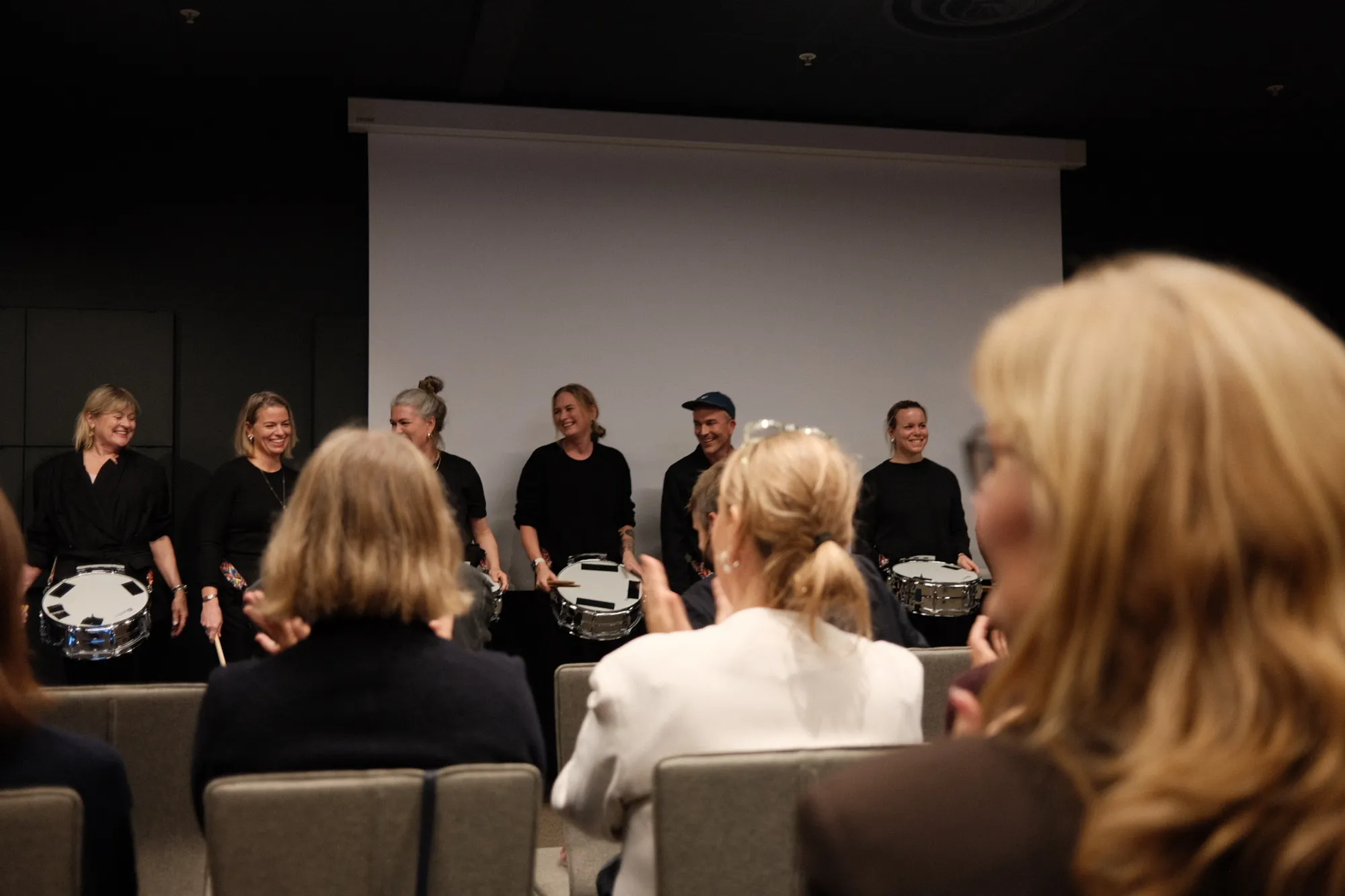 En gruppe mennesker i et rom
