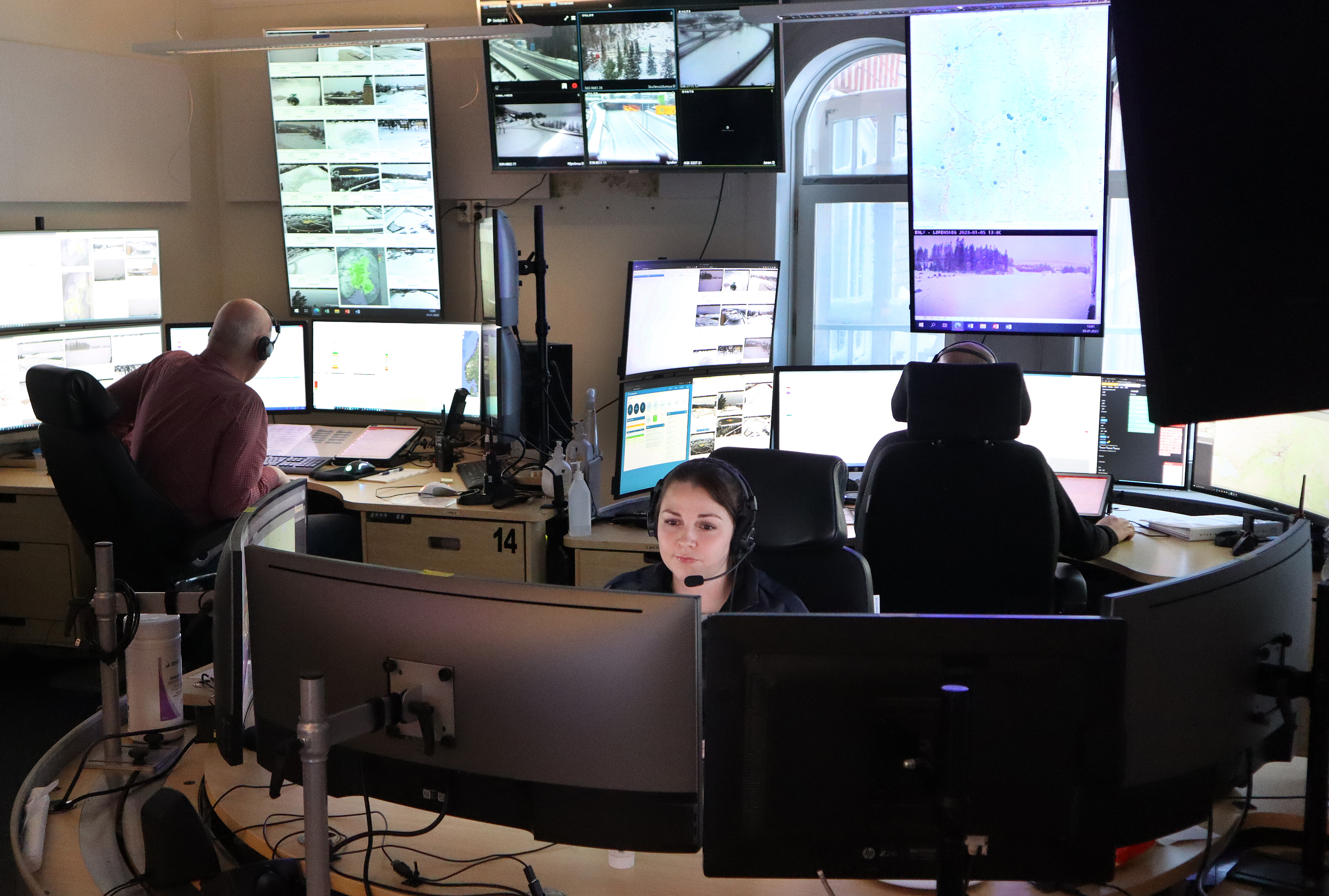 Folk som sitter ved datamaskiner