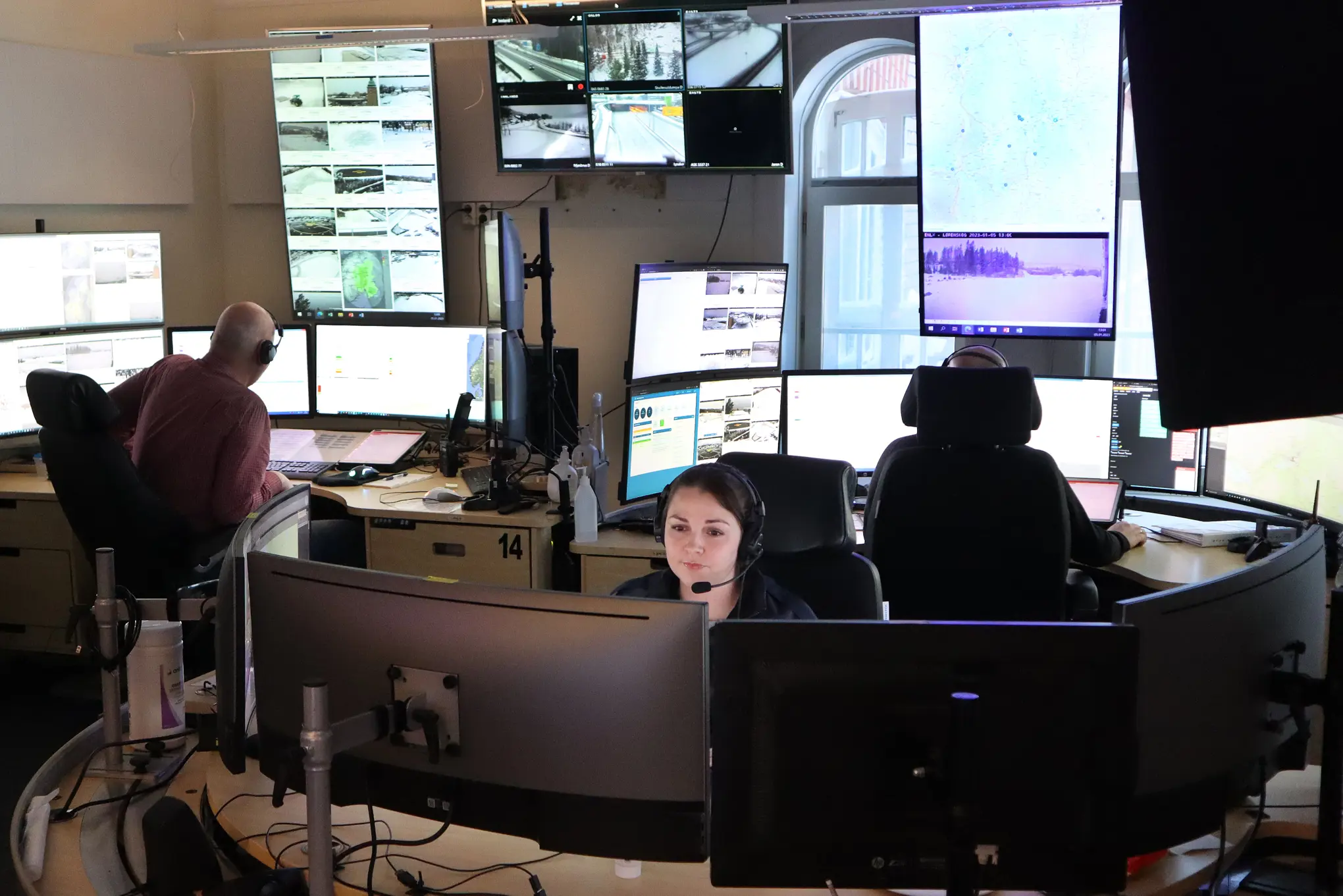 Folk som sitter ved datamaskiner