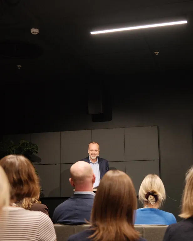 En person som holder en presentasjon