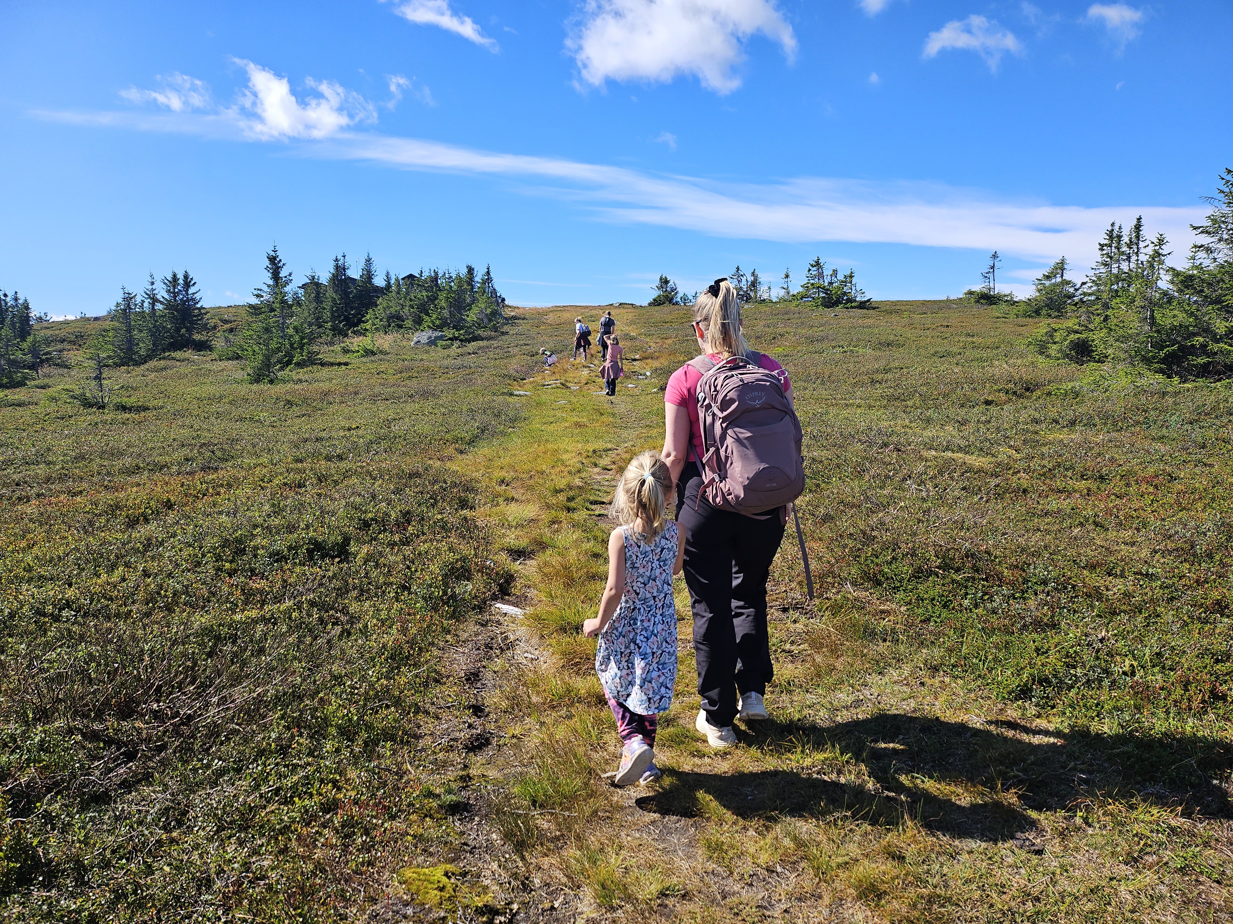 Mor og datter på tur i fjellet