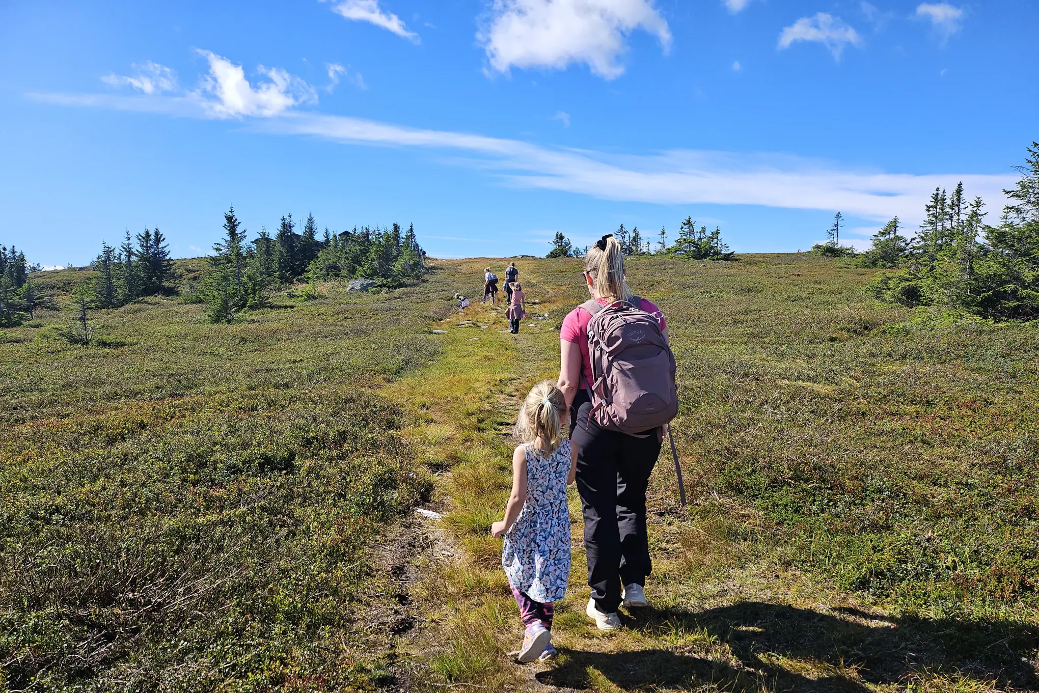Mor og datter på tur i fjellet