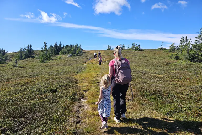 Mor og datter på tur i fjellet