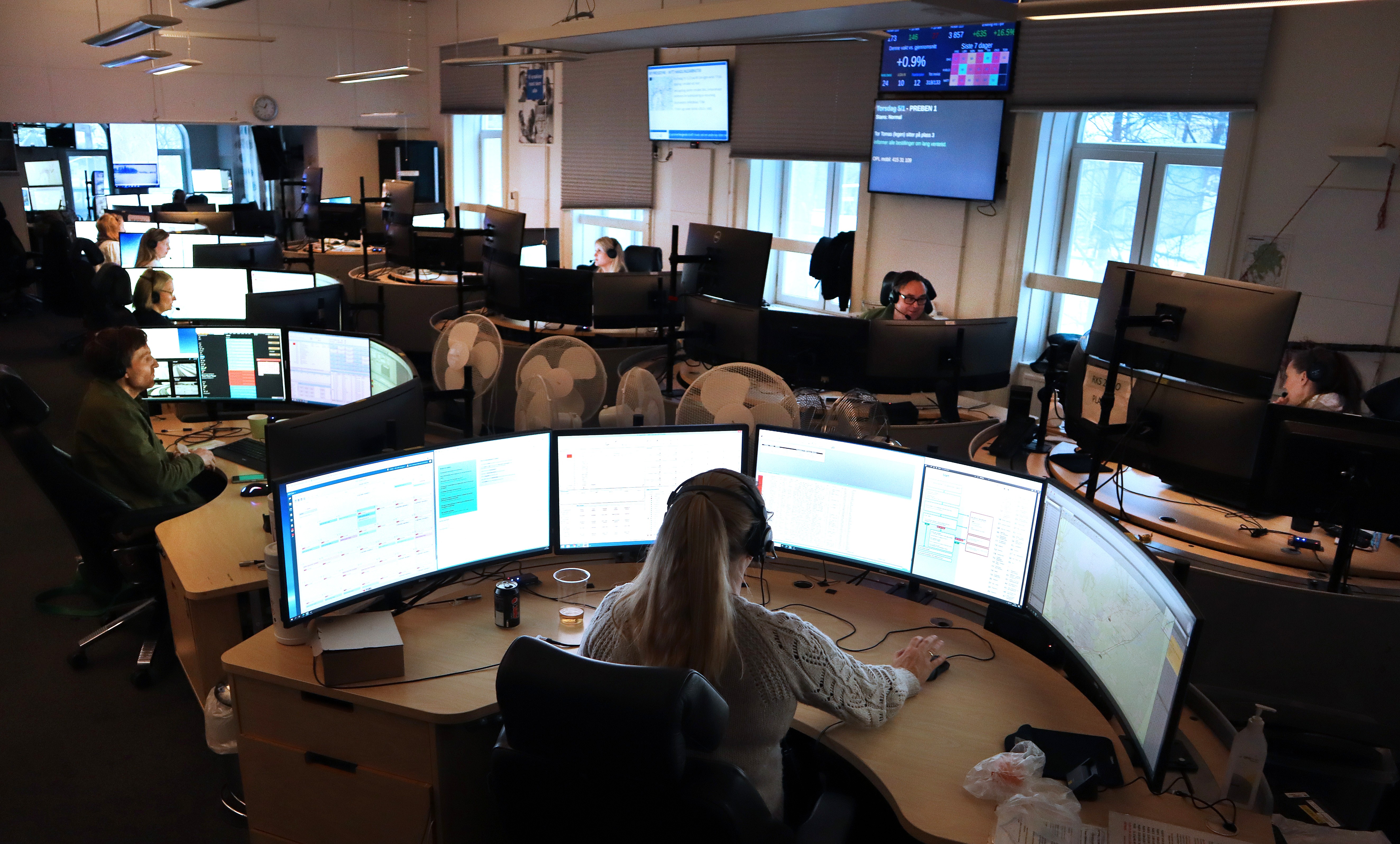 Personer som jobber på et kontor