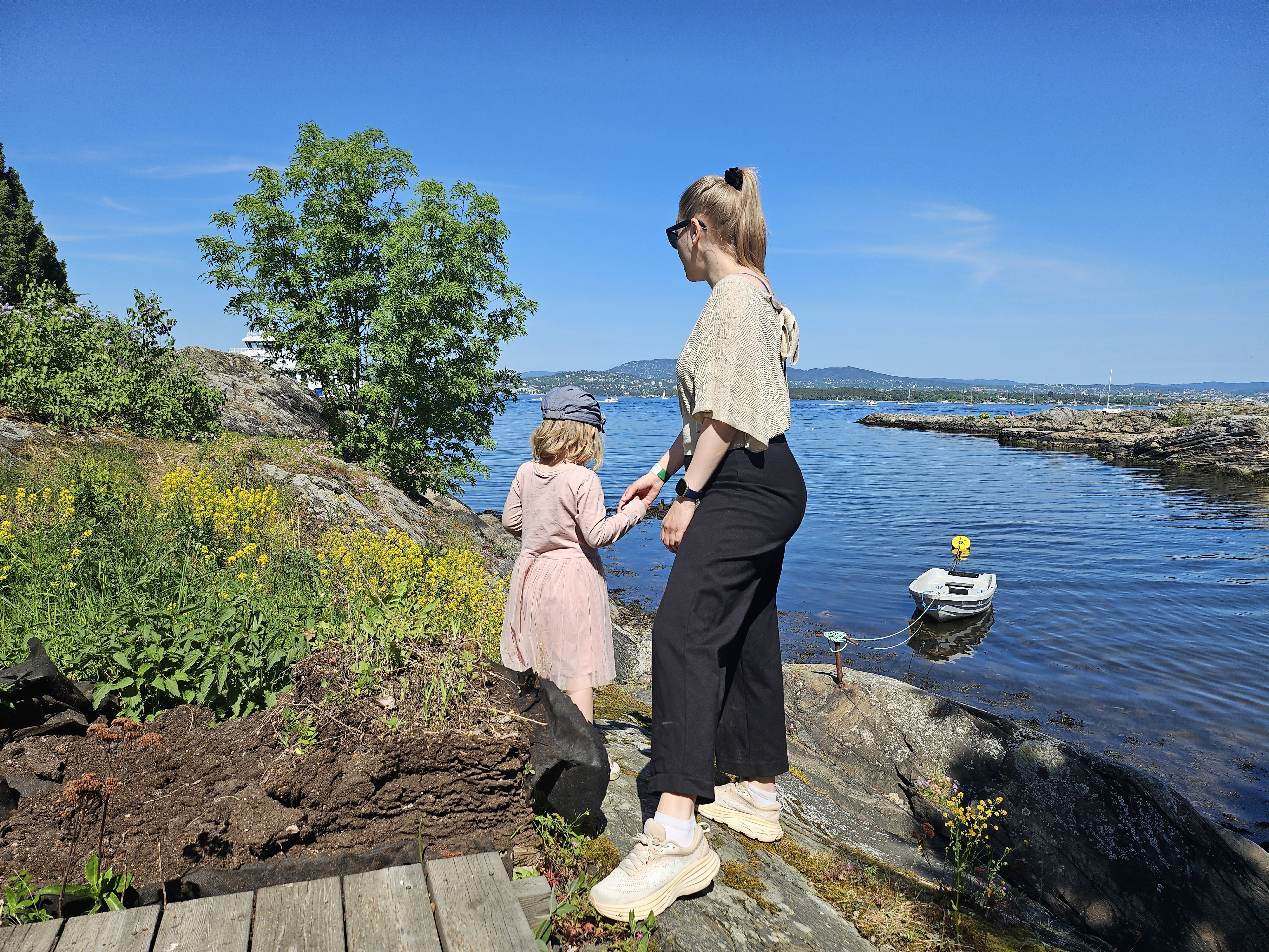 Mor og datter på tur langs sjøen