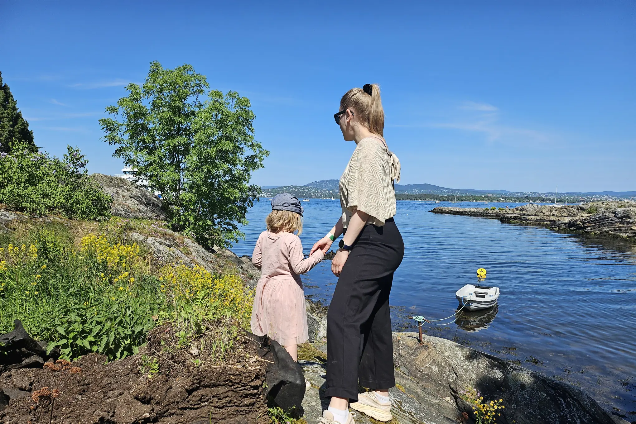 Mor og datter på tur langs sjøen