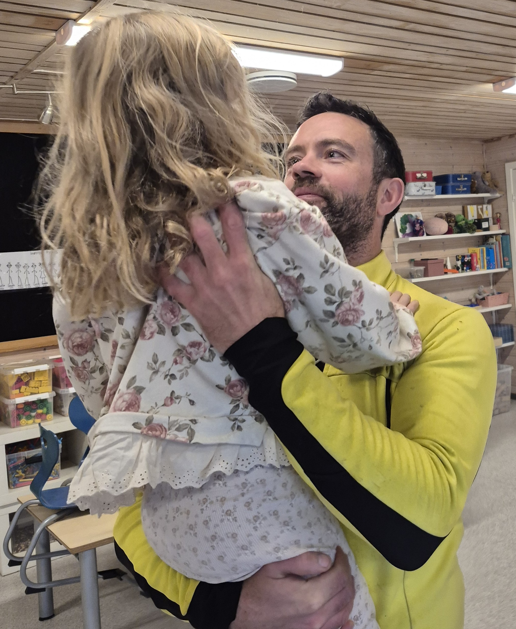 En mann og kvinne som klemmer