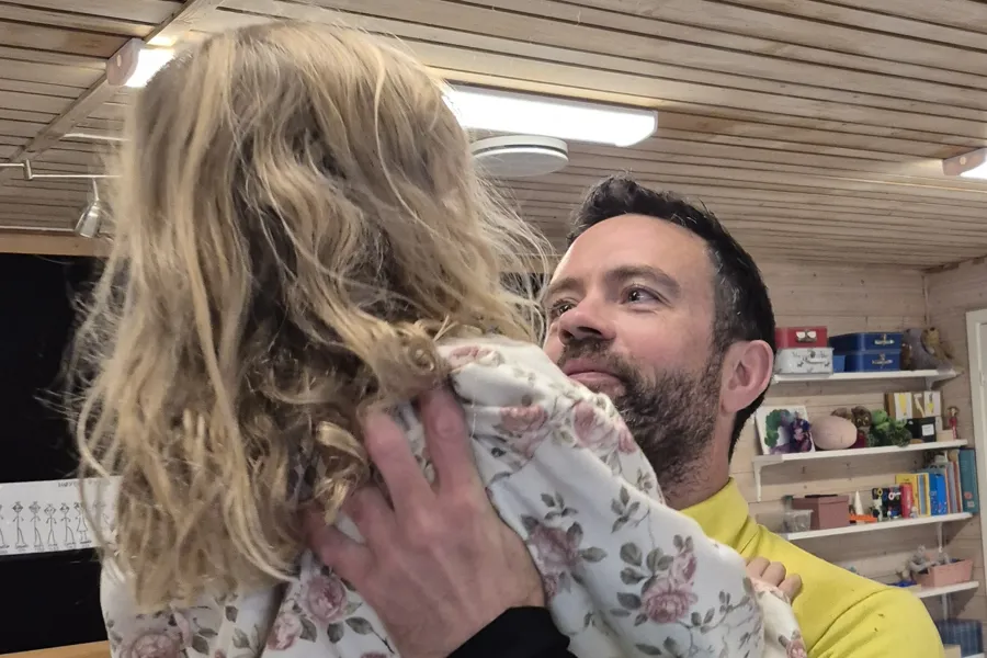 En mann og kvinne som klemmer