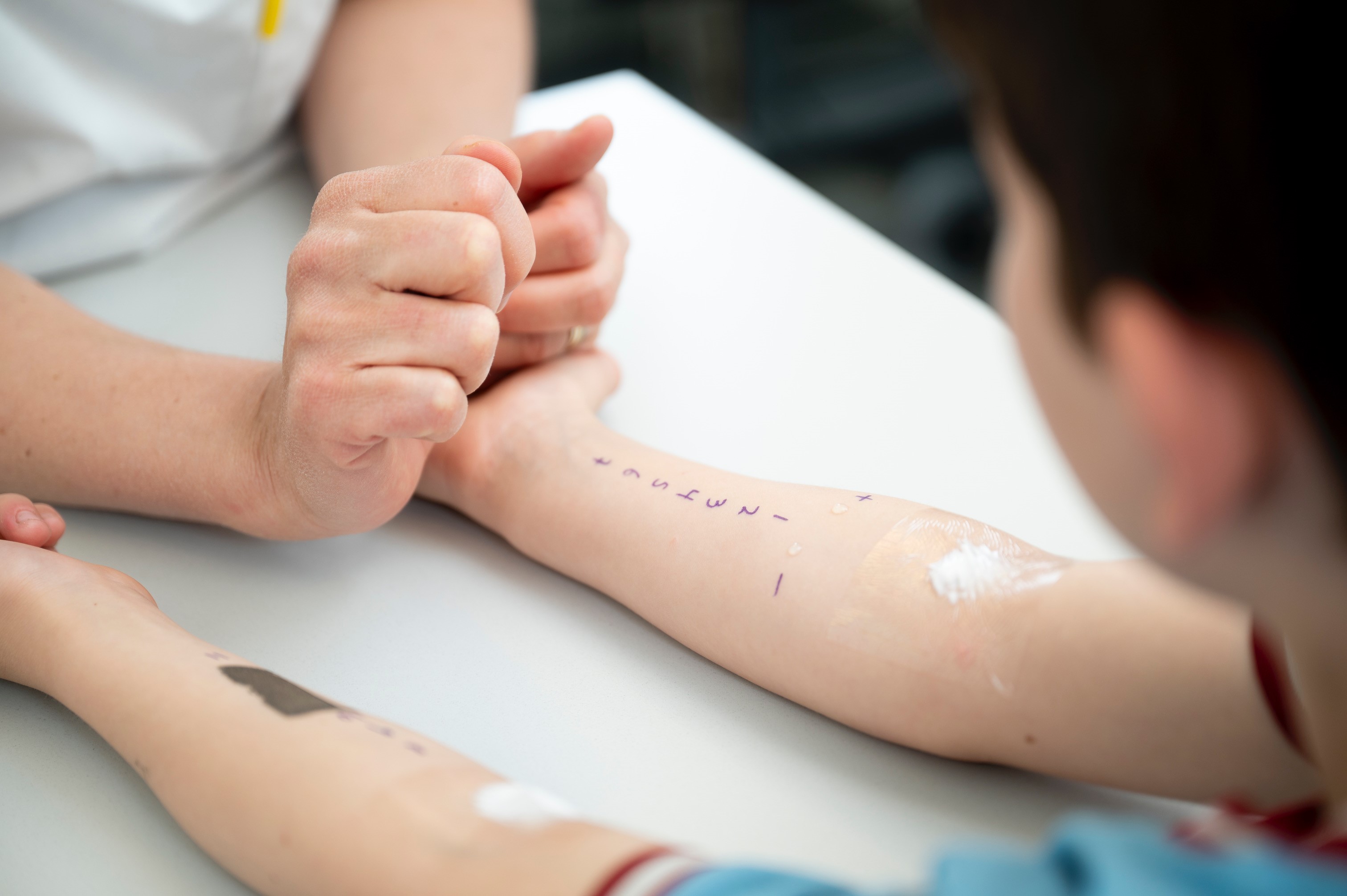 En persons hånd som holder en babys fot