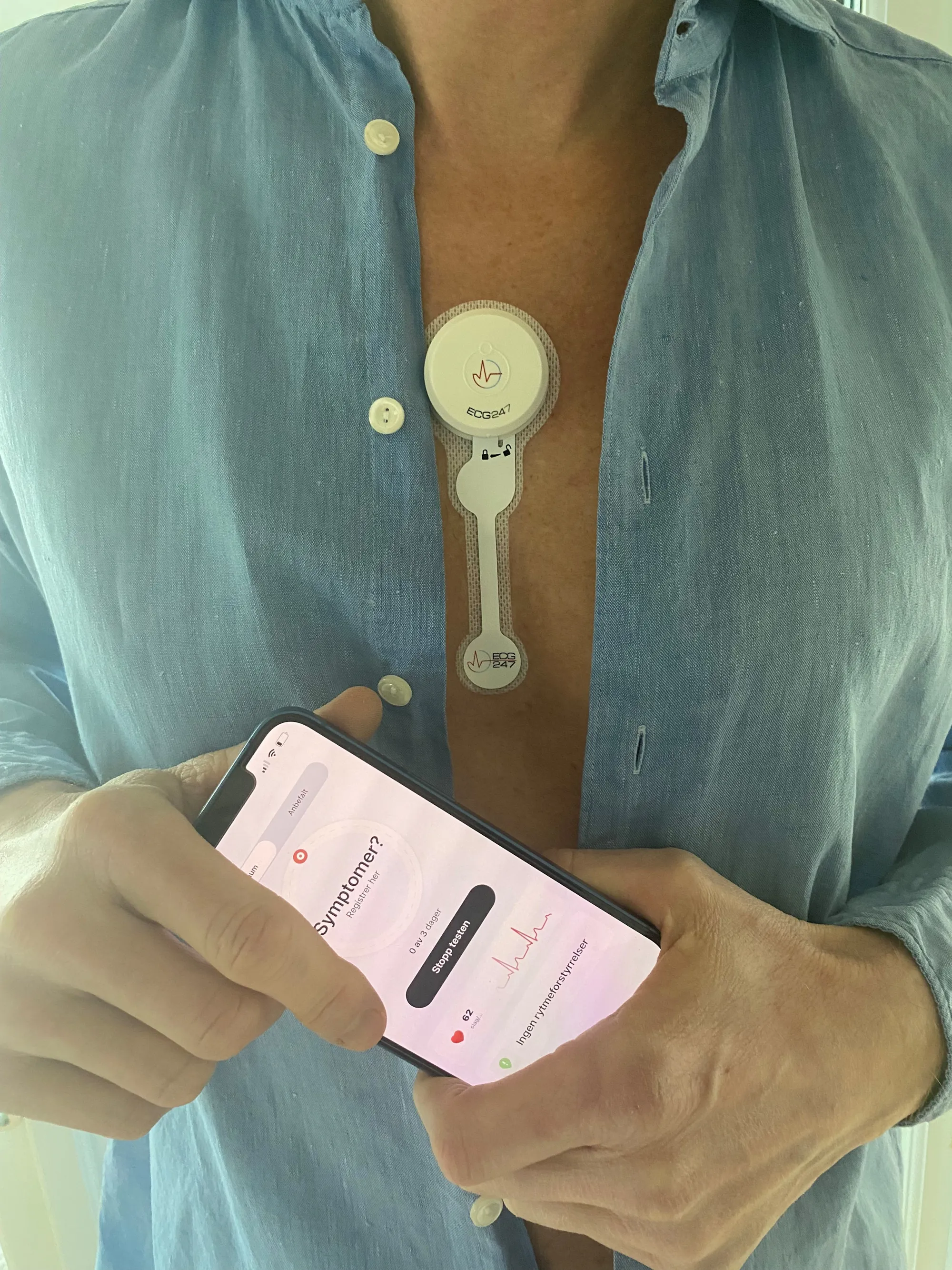 En person som holder en mobiltelefon