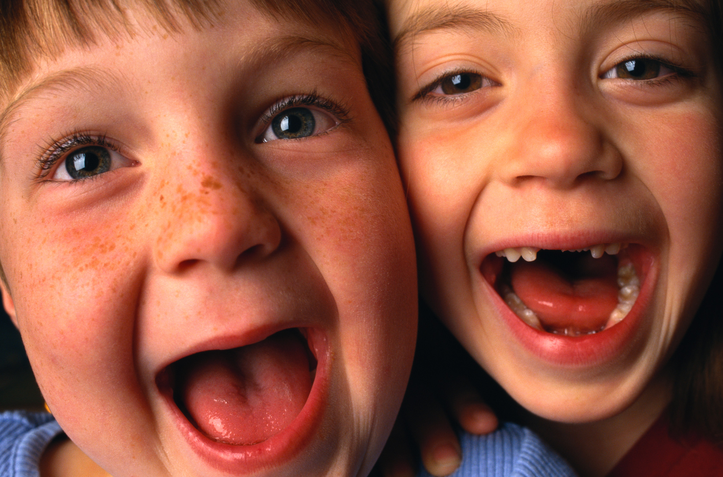 To leende gutter, nærbilde av ansiktene deres