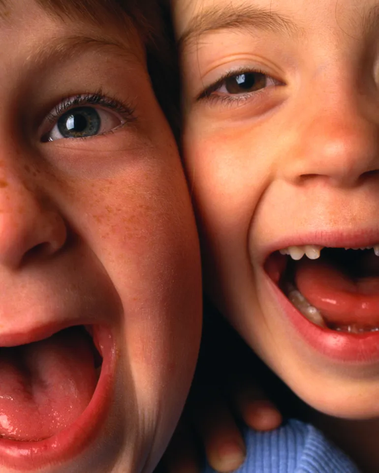 To leende gutter, nærbilde av ansiktene deres