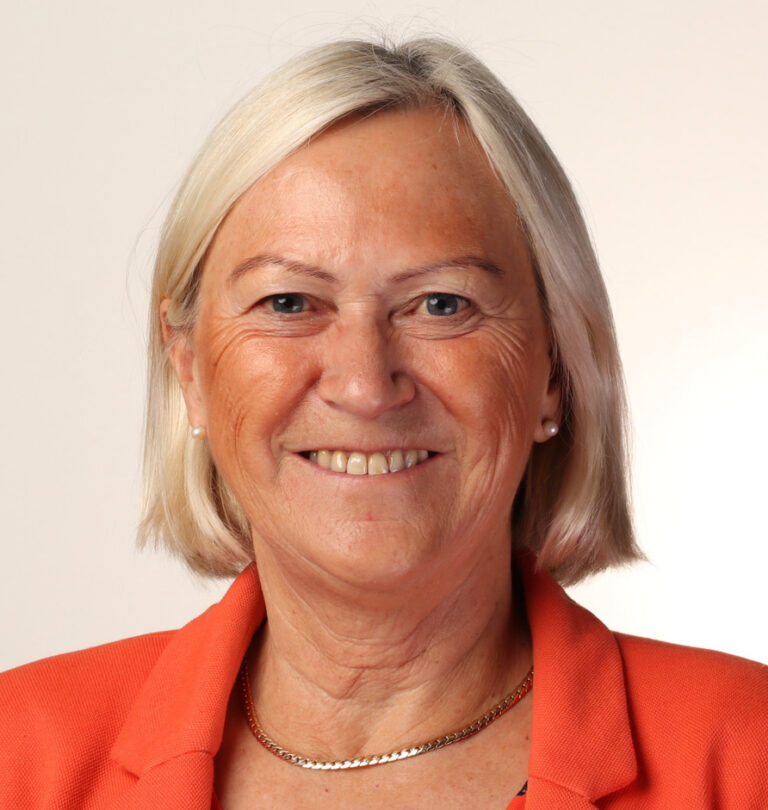 Et nærbilde av en smilende kvinne