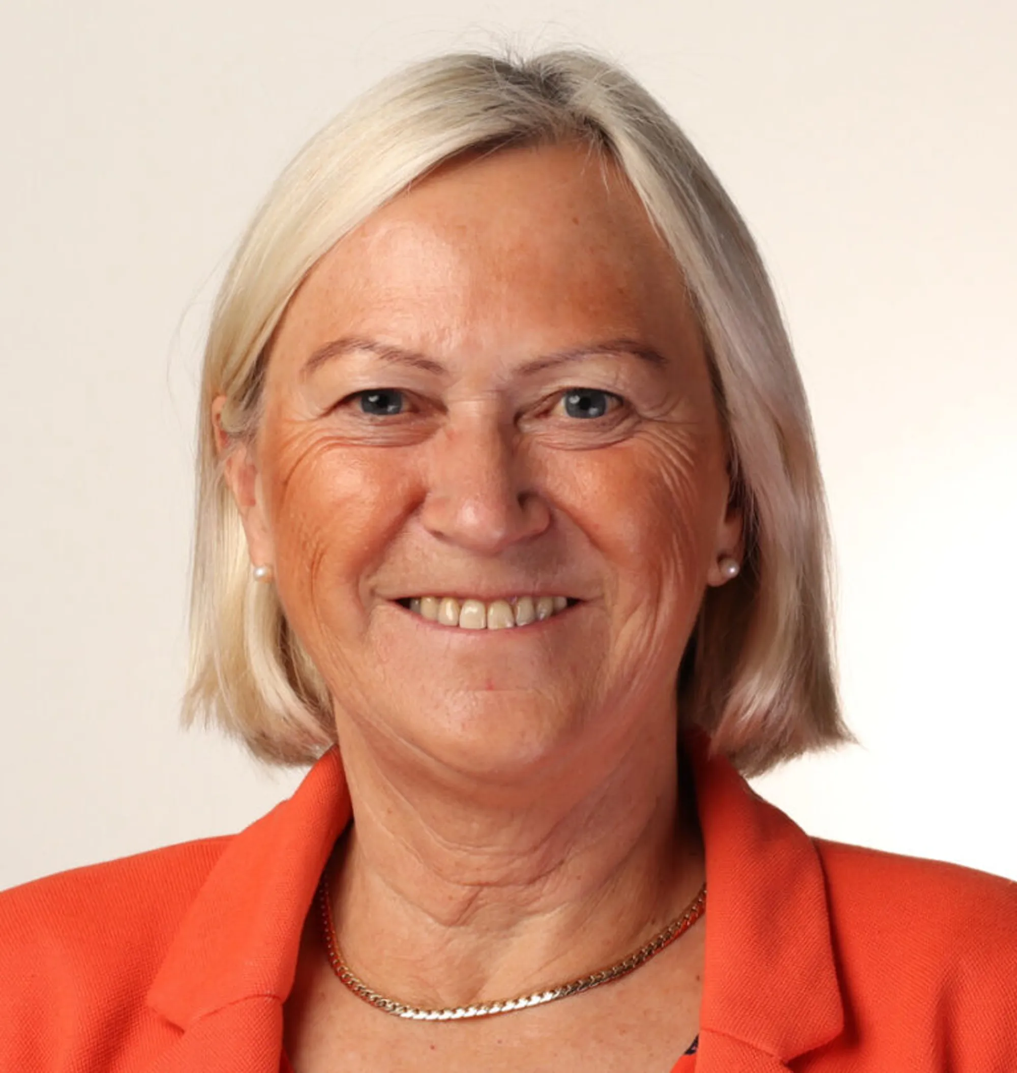 Et nærbilde av en smilende kvinne