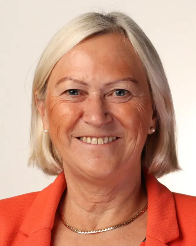 Et nærbilde av en smilende kvinne