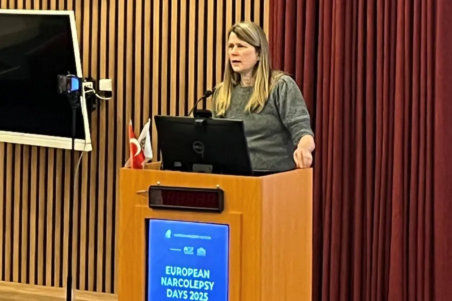 En person som står på et podium