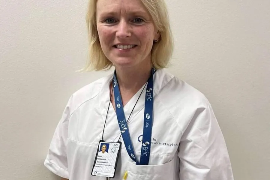 En person iført en hvit labfrakk