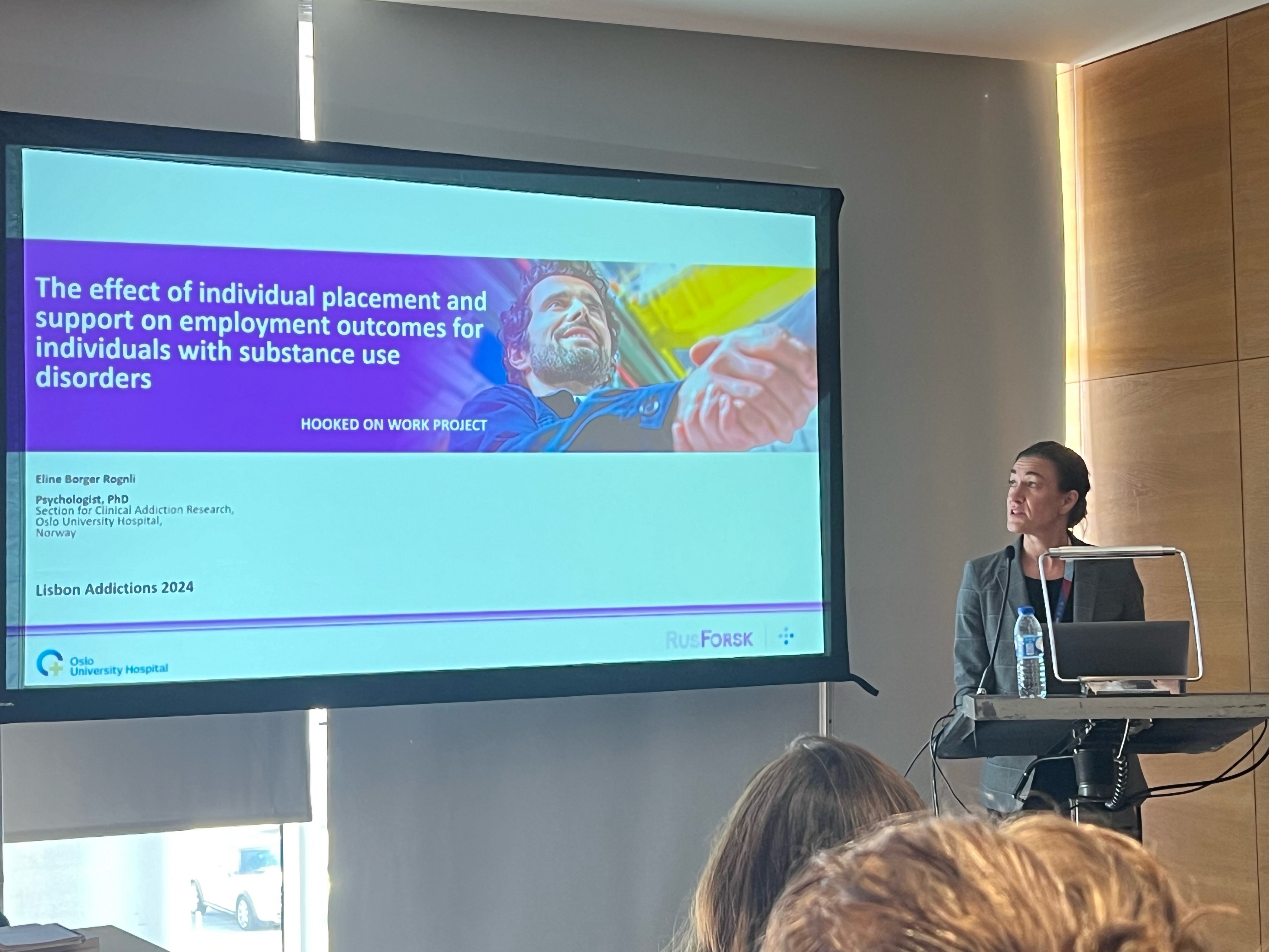 En person som holder en presentasjon