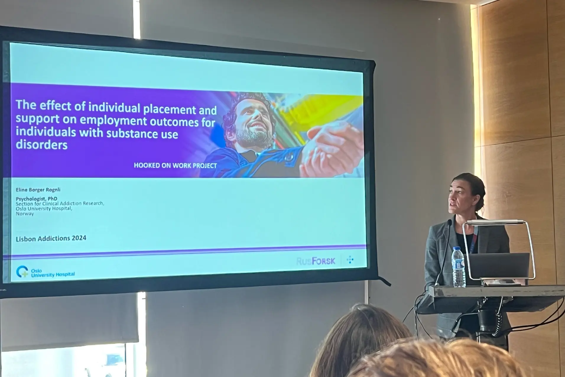 En person som holder en presentasjon