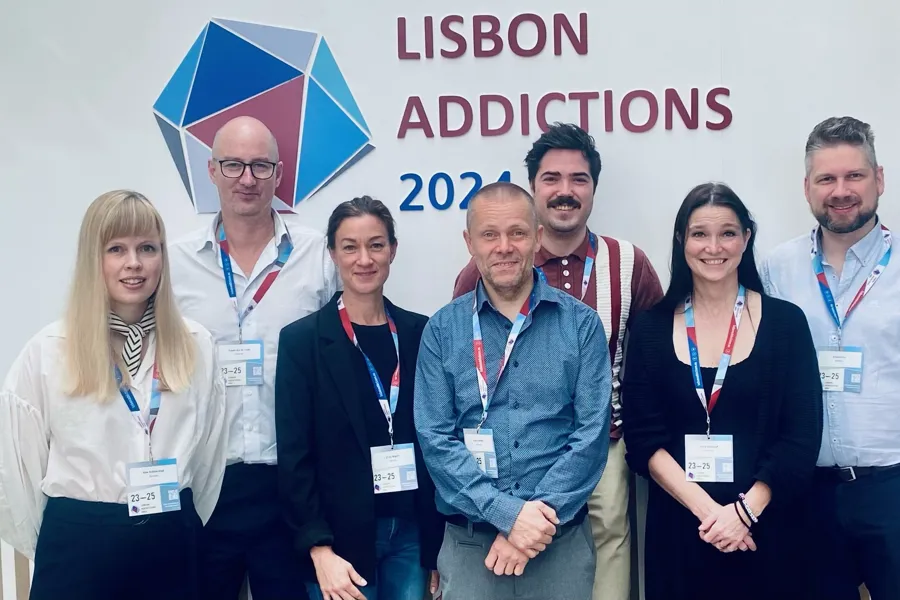 En gruppe mennesker som poserer for et bilde