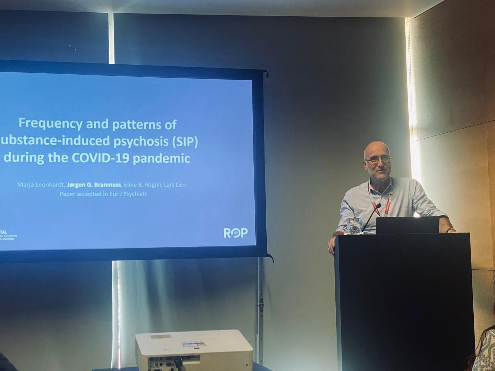 En mann som står på et podium