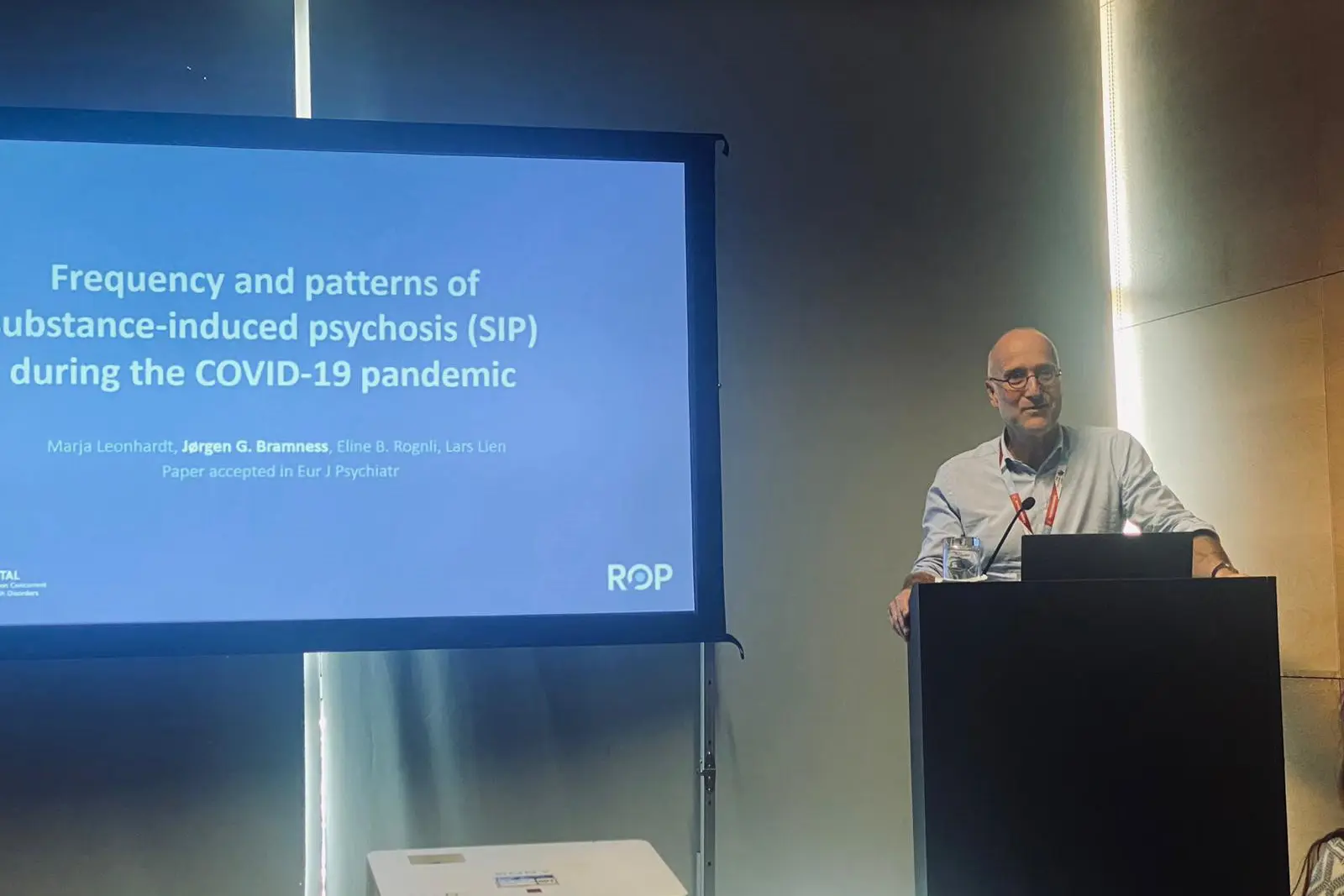 En mann som står på et podium