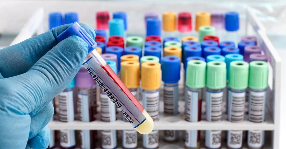 En person som holder en sprøyte