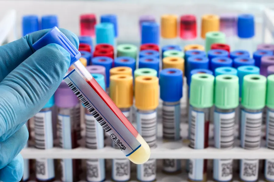 En person som holder en sprøyte