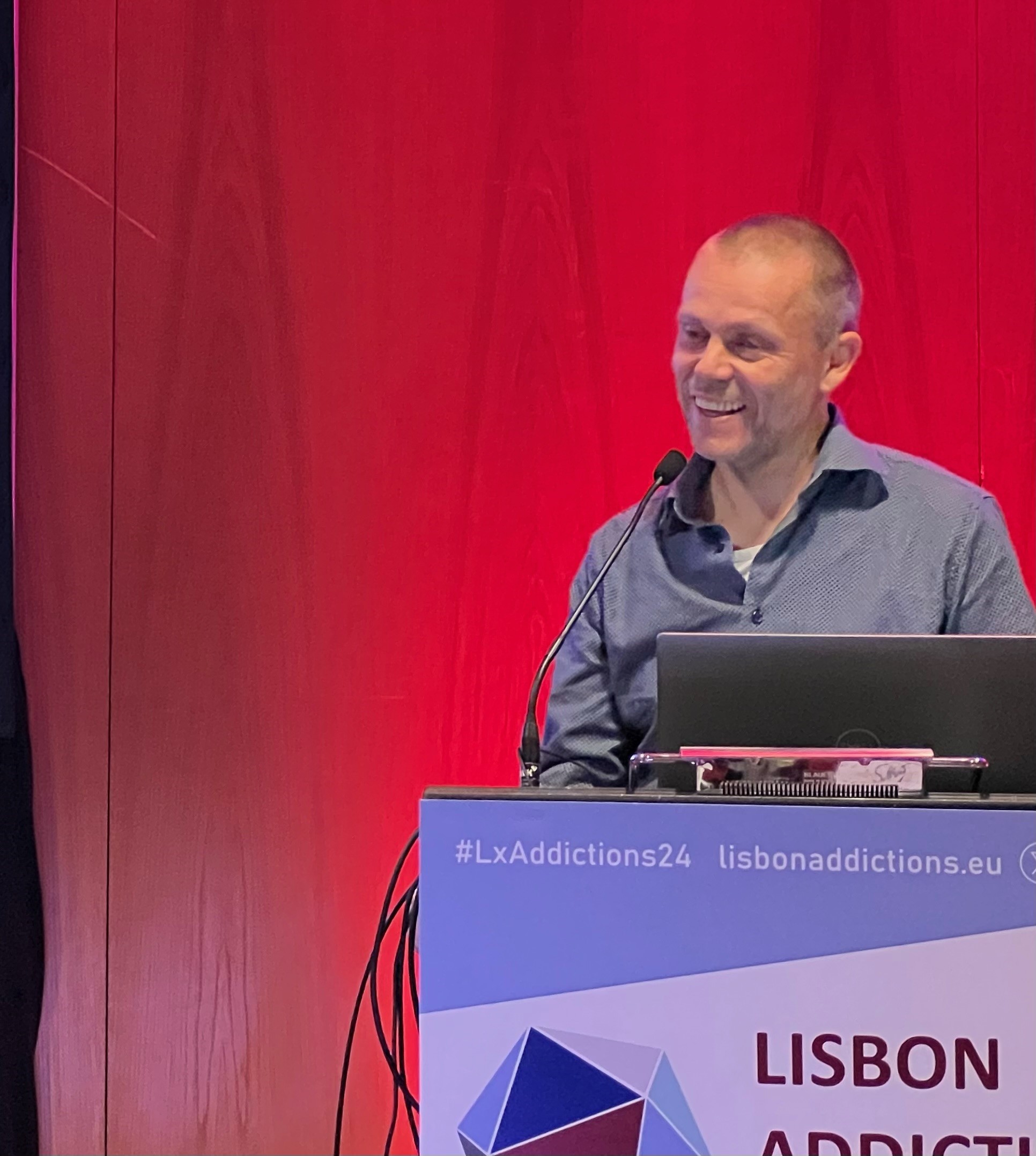 En mann som står på et podium