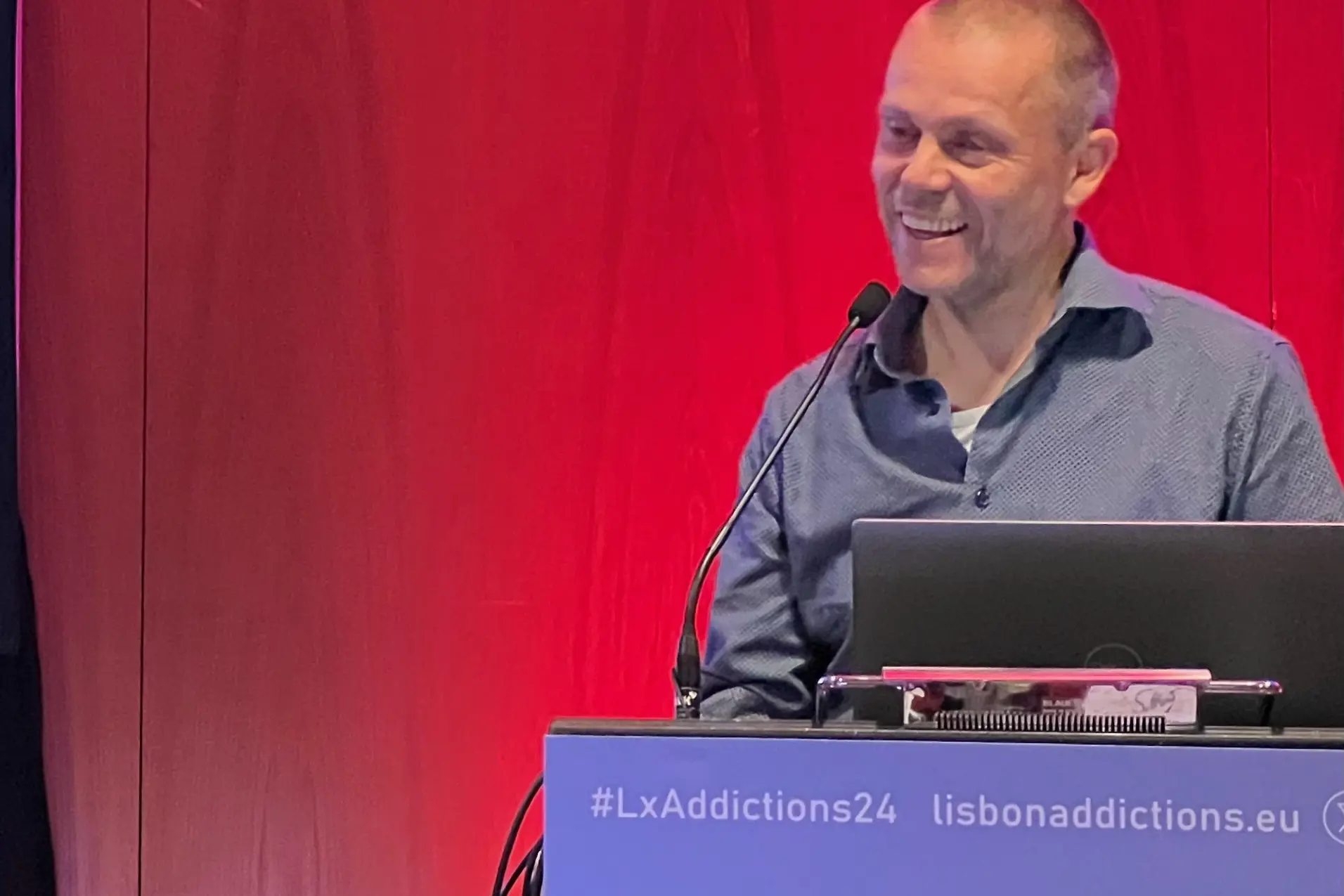 En mann som står på et podium