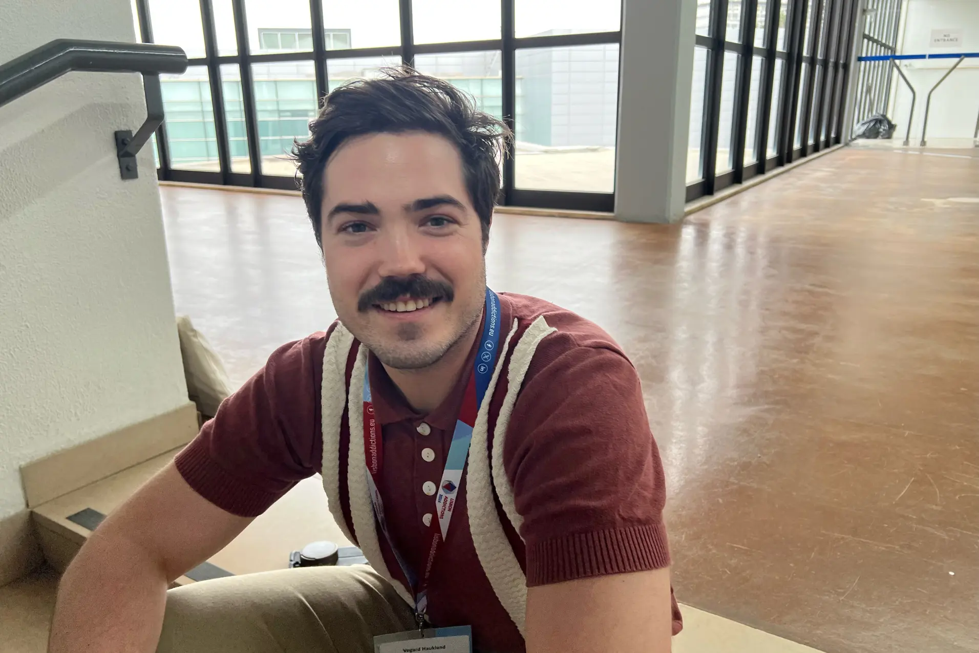 En mann som sitter i en trapp