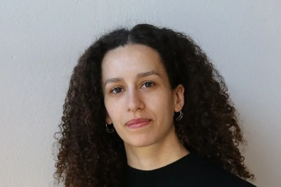 En person med krøllete hår