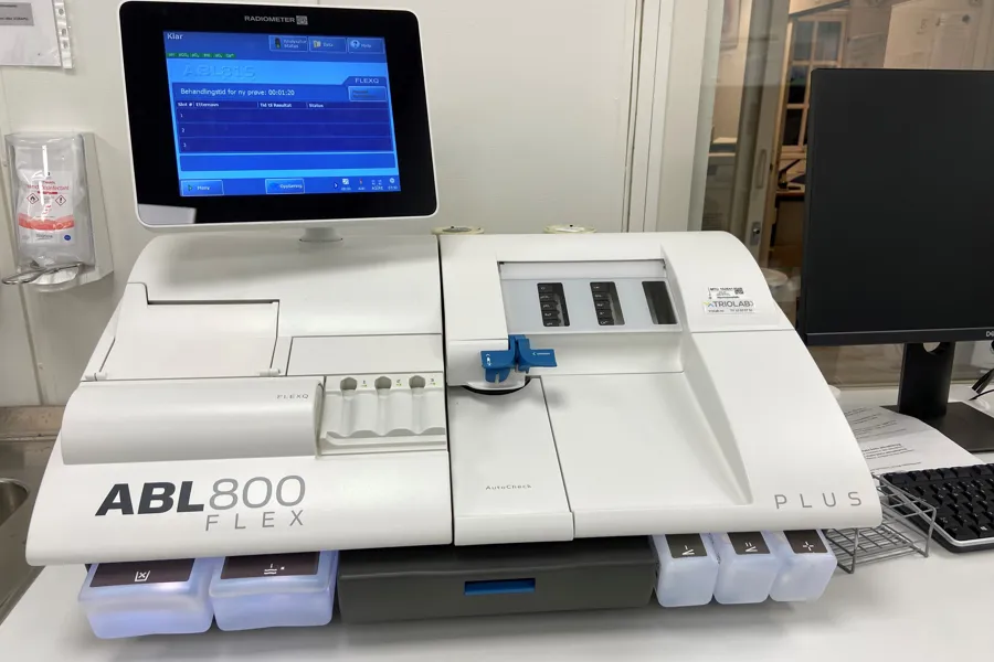 En hvit maskin med skjerm