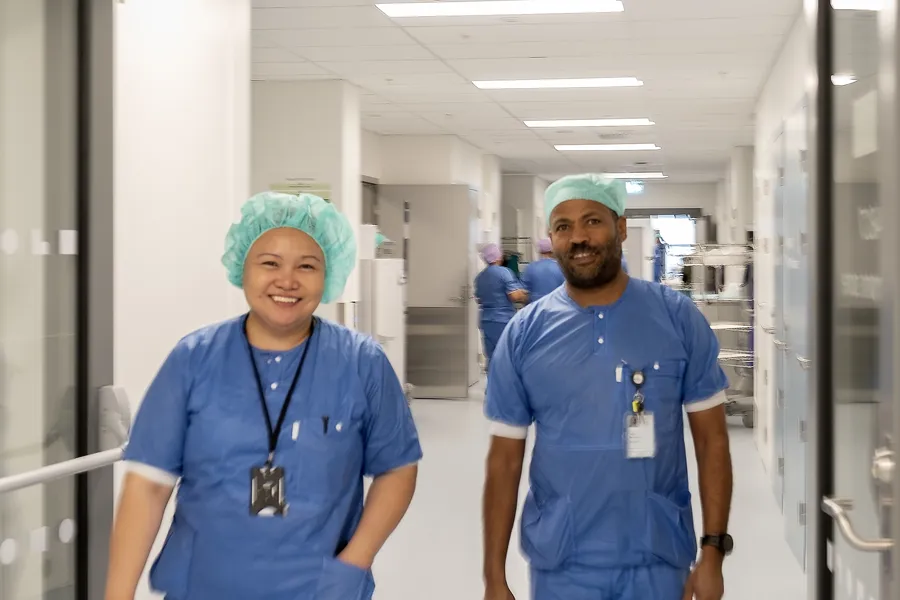 En mann og en kvinnelig renholdsarbeider