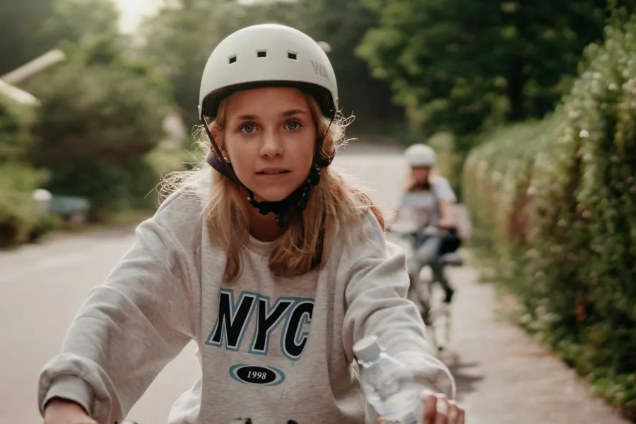 En jente som sykler