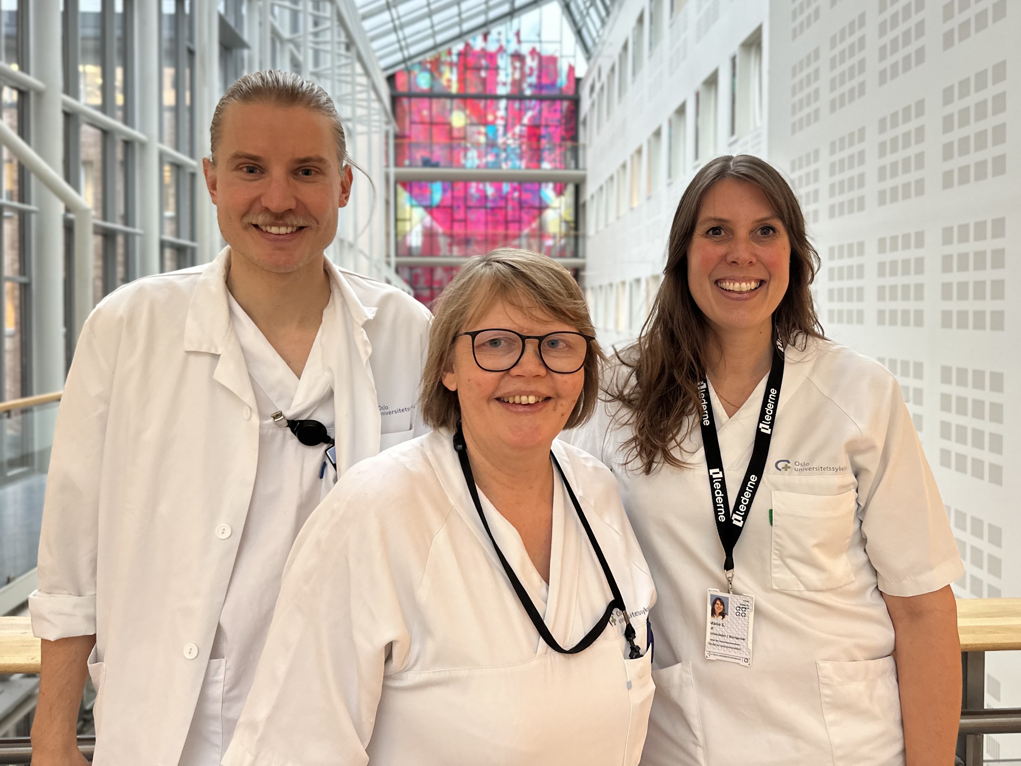 En gruppe mennesker iført hvite laboratoriefrakker og merker