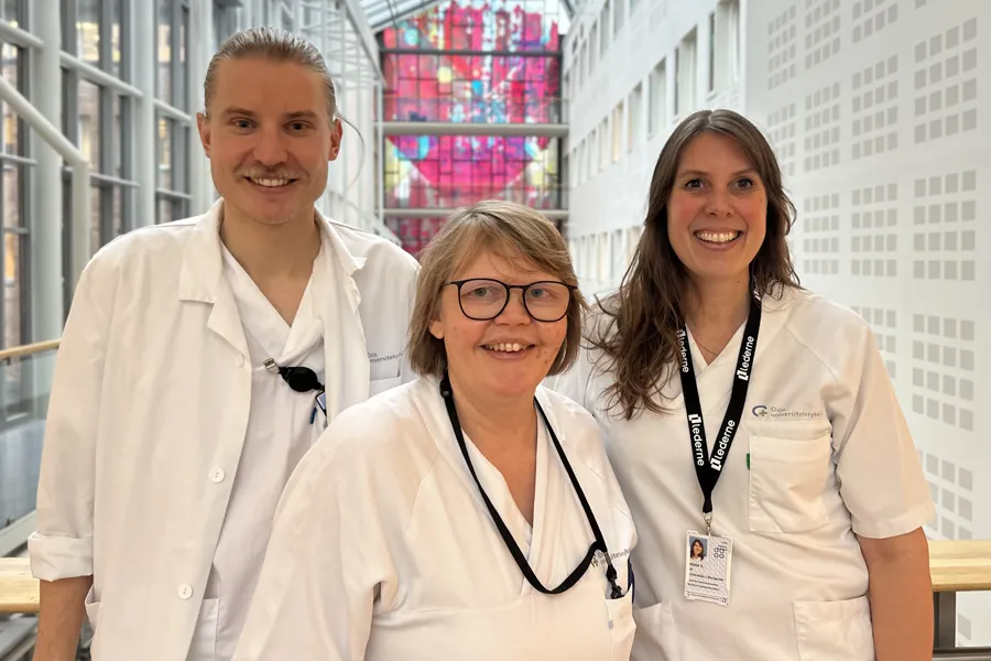 En gruppe mennesker iført hvite laboratoriefrakker og merker