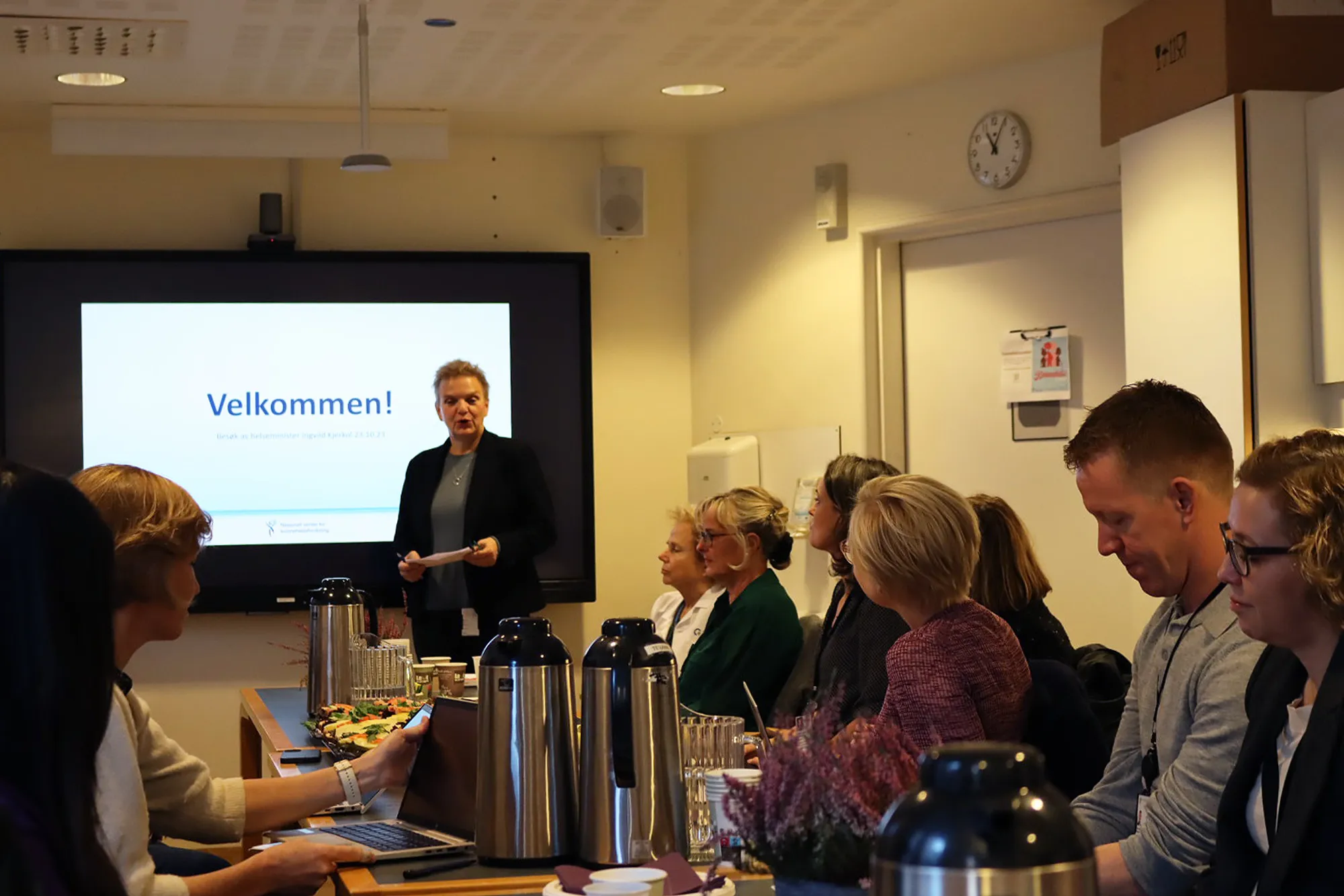 En person som holder en presentasjon for en gruppe mennesker
