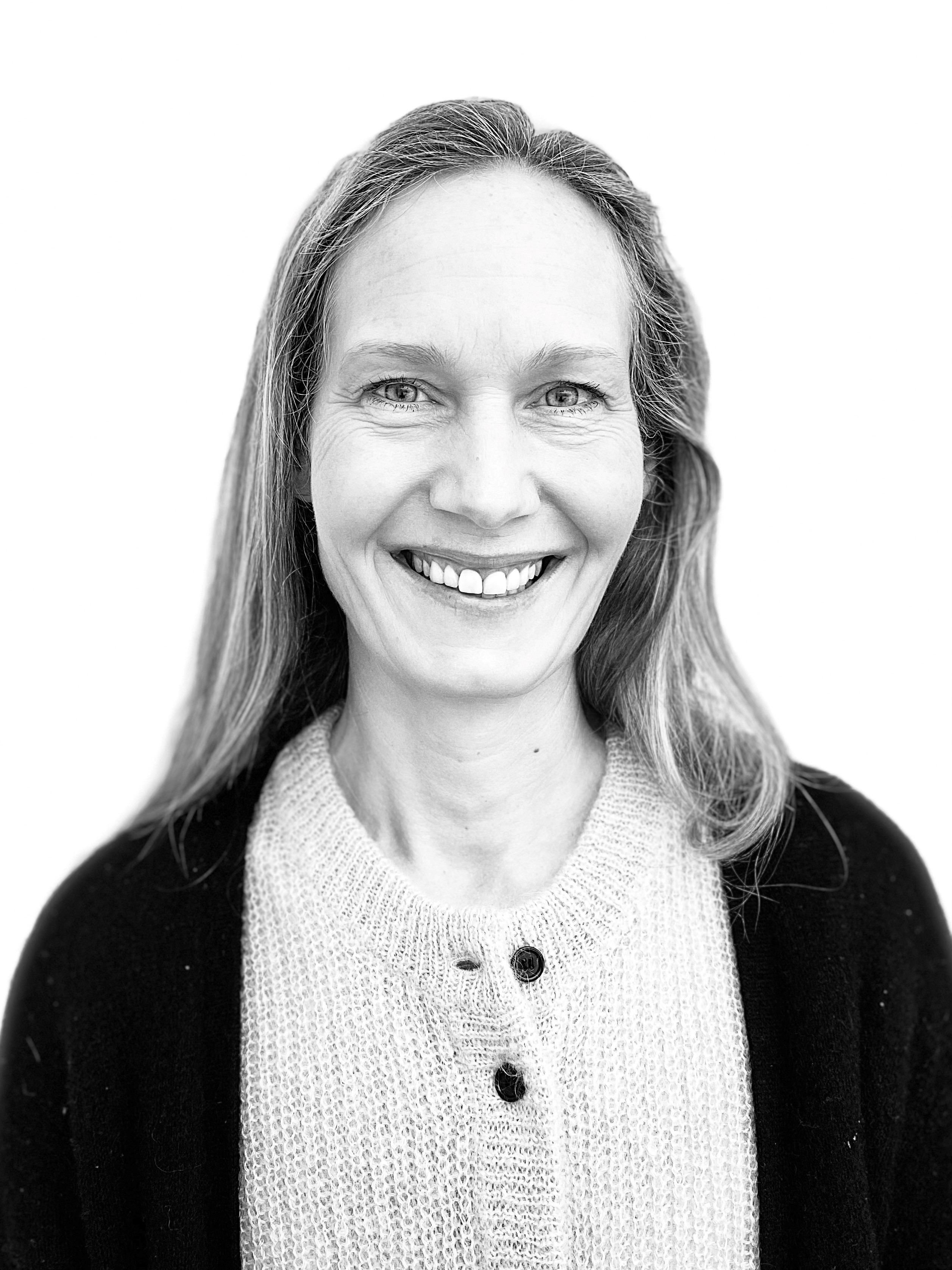 Portrettbilde av Hilde Amundsen som smiler mot kameraet.