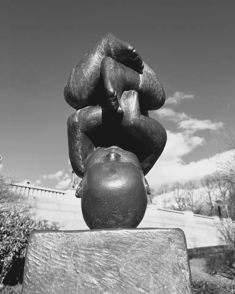 En statue av en mann