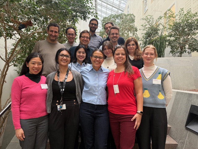 En gruppe mennesker som poserer for et bilde