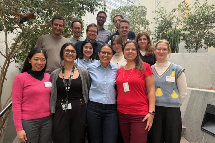 En gruppe mennesker som poserer for et bilde