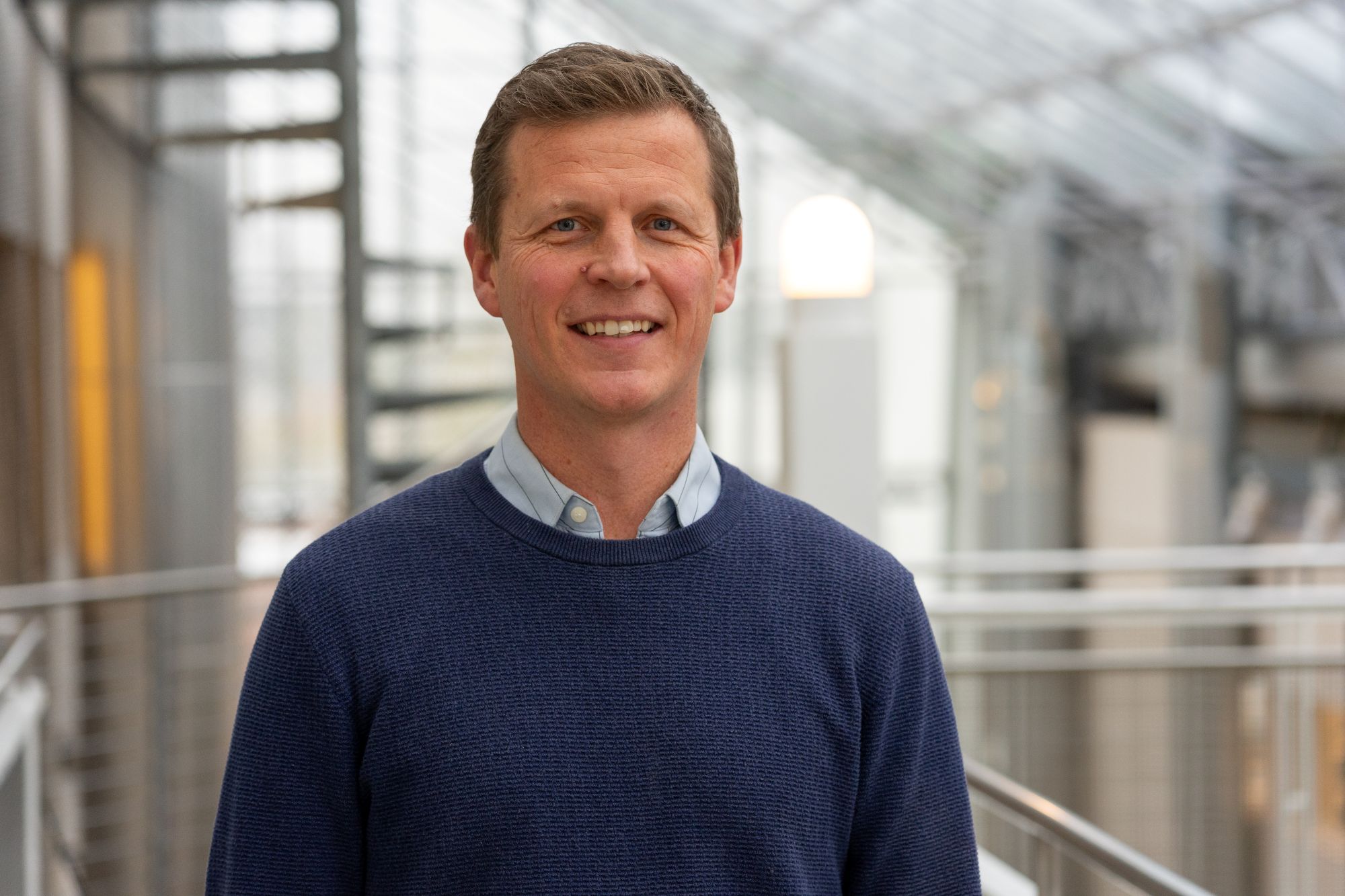 En mann som smiler til kameraet