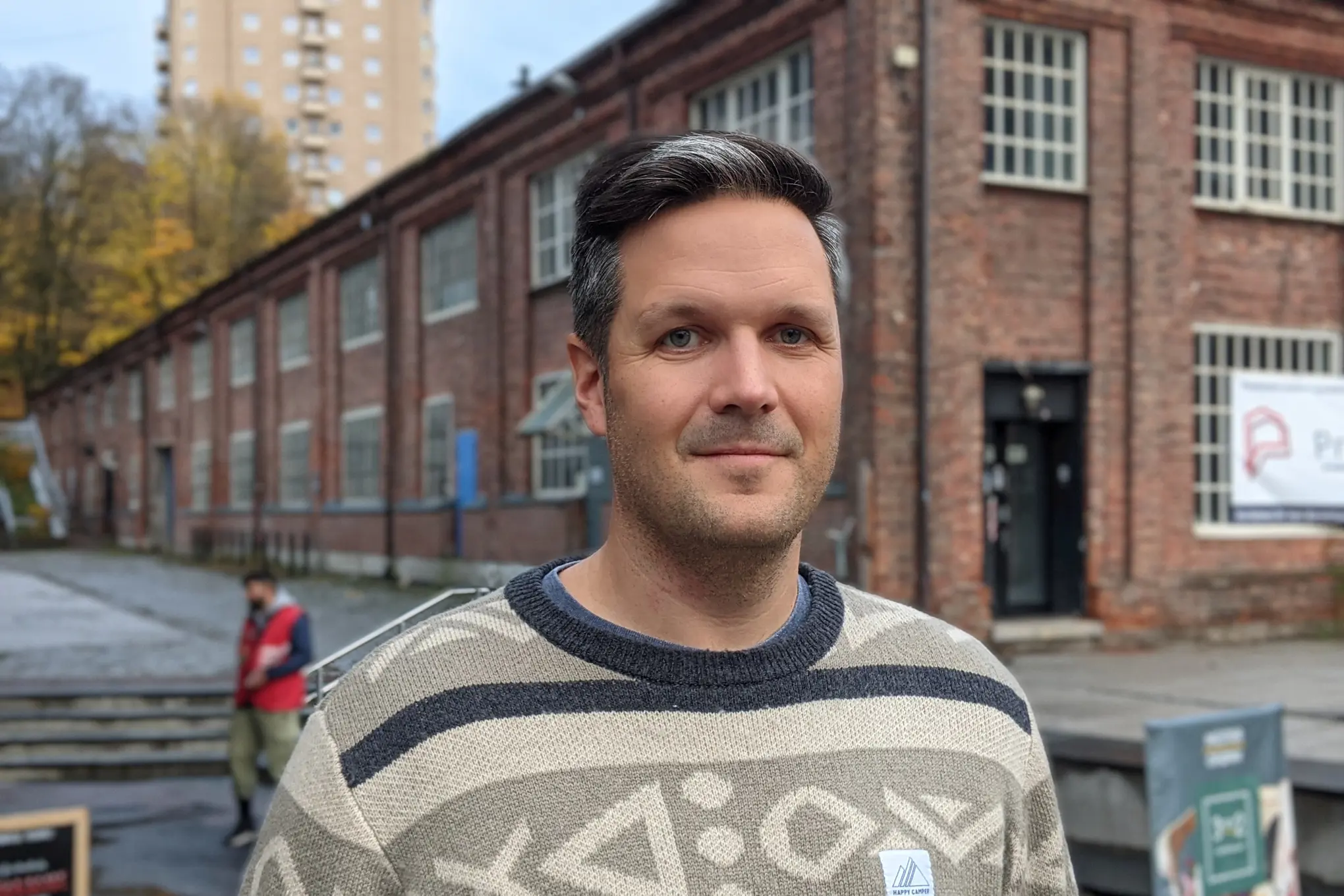 bilde av mann med mørkt og grått hår