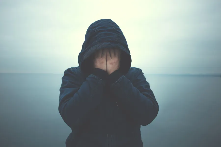 En person som har på seg hettegenser