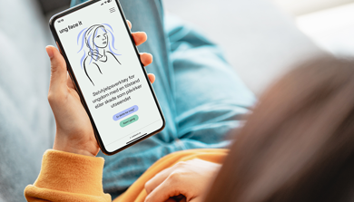 En person som holder en telefon med selvhjelpsvertøyet Ung Face it på skjermen