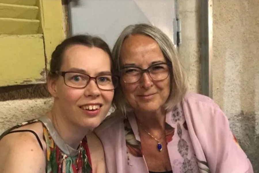 En person og en jente som smiler