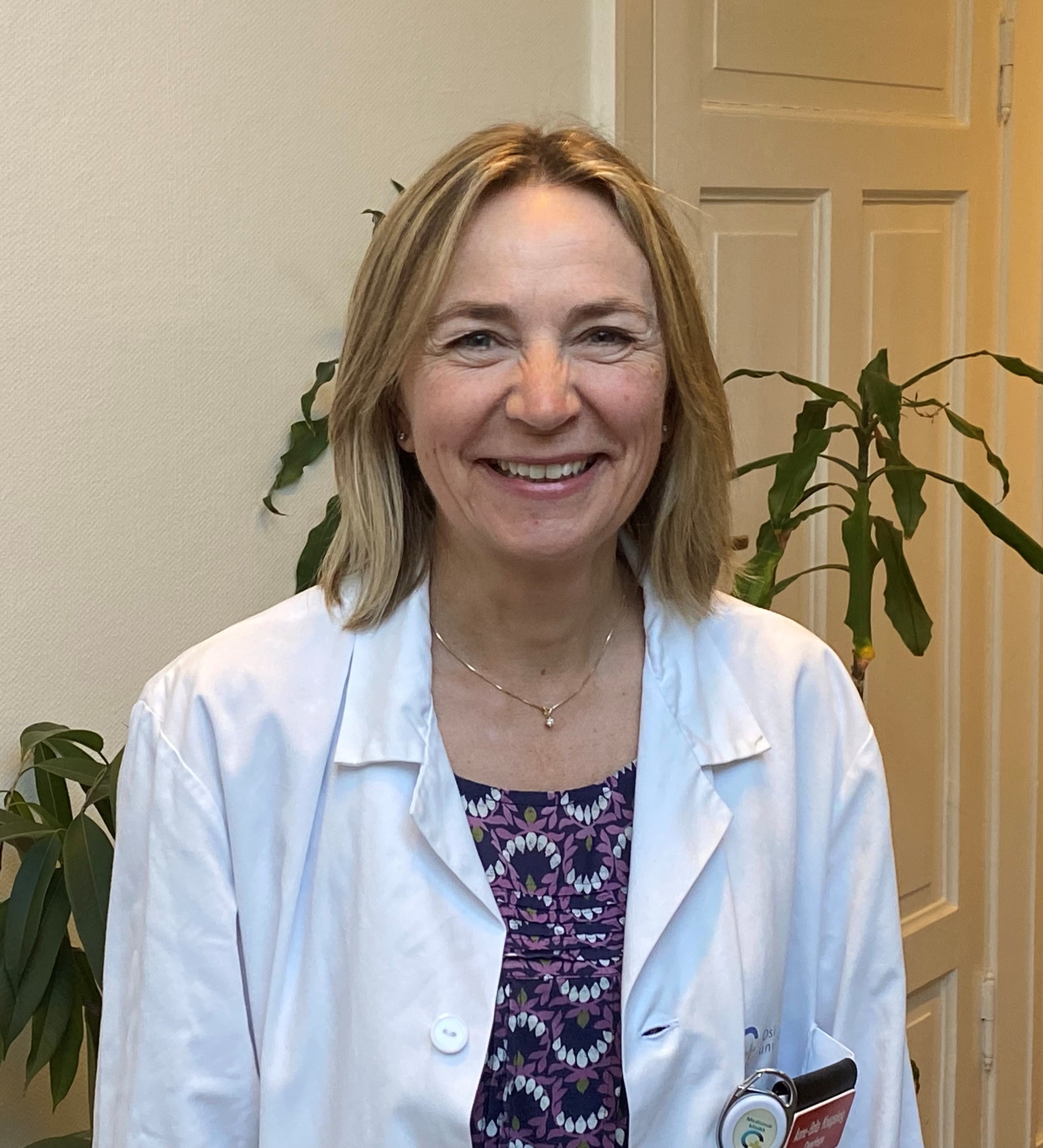 En person som smiler til kameraet