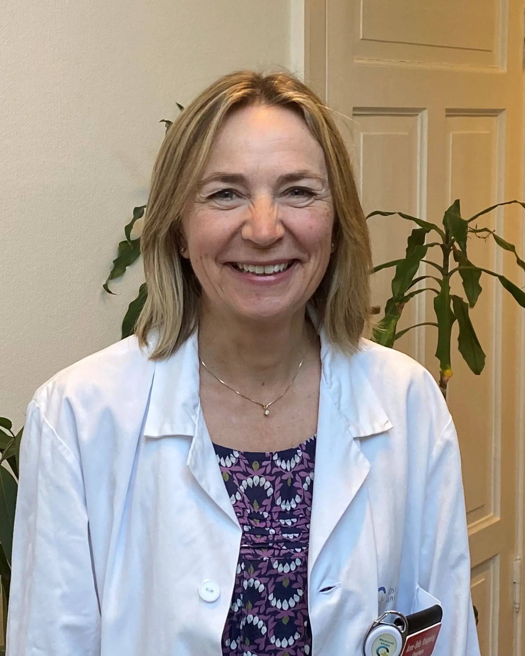 En person som smiler til kameraet