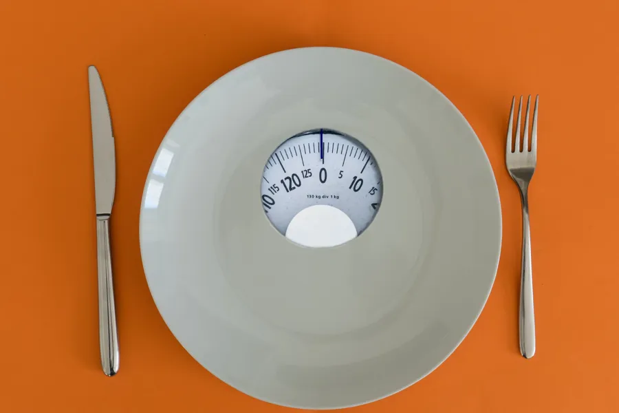 En tallerken med en rund hvit gjenstand på